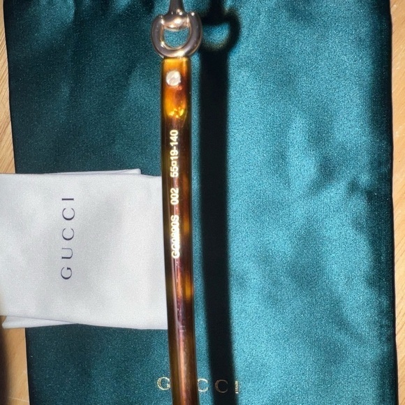 New Gucci sunglasses with case, silk bag and cleaning cloth. - Picture 4 of 7